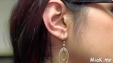 Mia Khalifa peituda tira roupa em silêncio na biblioteca