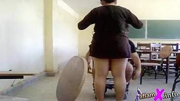 Estudante árabe corajosa fode na cadeira em câmera escondida