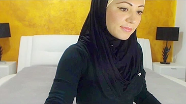 Garota árabe de hijab brinca com dedos e dildo azul na cam