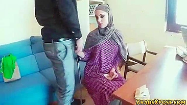 Beleza árabe delicada de hijab chupa com tesão por grana