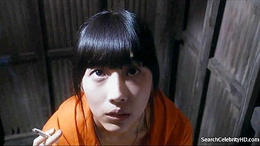 Celebridade asiática pega e fodida por maluco no esconderijo