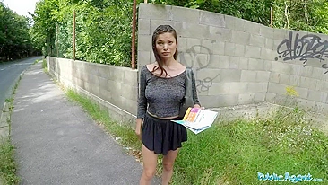 Cara dá grana pra asiática turista mostrar as tetas, dobra pra foder ela