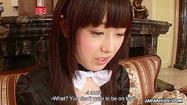 Empregada japonesa teen de calcinha e meias usa vibradorzinho