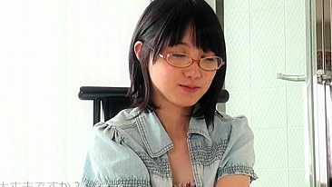 Nerd japonesa novinha mama pau e cospe porra nas mãos depois do gozo na boca