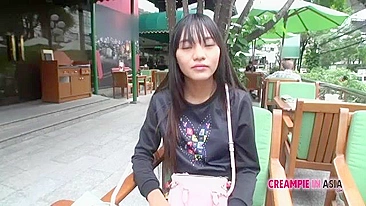 Magrinha asiática leva porra quente na xota peluda