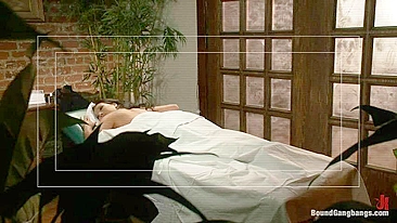 Massagista particular acaricia o corpão lindo da Asa Akira