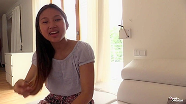 Adolescente tailandesa de 18 conta sobre si e se masturba na cam