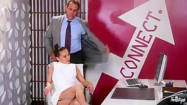 Secretária asiática de meia-calça fudida por cara galante