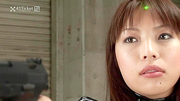 Agente secreto salva parceira japonesa sexy dos bandidos e fode sua buceta peluda