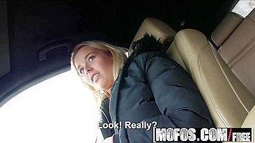 Motorista paga grana pra loira amadora pra foder sua buceta gorda na viagem