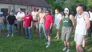 Duas putas tchecas gangbangadas por estranhos tarados e regadas com champanhe