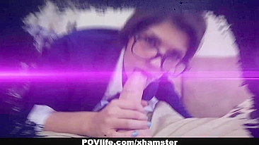 Gostosa morena Gianna Nicole mama pau e leva vara de cara com câmera