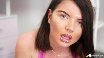 Morena Beth Spiby com piercing no nariz e lábio limpa o chão excitando o câmera