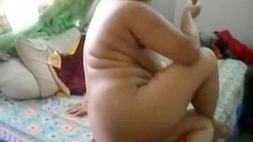 Indiana gorda senta nua na mesa fumando cigarro com prazer