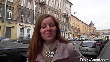 Agente safado leva russa alta pro estúdio e filma cena de sexo com creampie surpresa