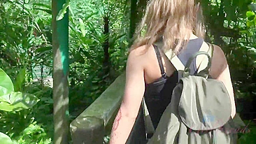 Depois do rolê no parque indonésio, gata bate punheta pro câmera até ele gozar nos pés dela no hotel