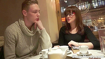 Jovem leva estudante nerd pra casa pra dar livros e meter na vagina