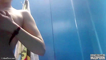 Tesão ataca cara e namorada no provador e eles transam ali mesmo