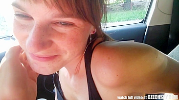 Amigos pegam garota fofa e cara com câmera leva pro carro pra meter dentro