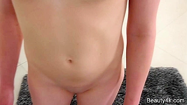 Fotógrafo atrai garota tímida pra casa e fode buceta raspada no chão