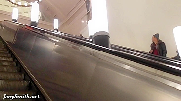 Russa sem vergonha Jeny Smith anda sem calcinha no metrô