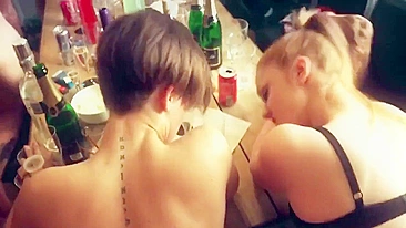 Festa em casa vira suruba quente pros estudantes safados