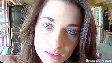 Gatinha de olhos azuis Britney Blue se masturba pro amigo filmando