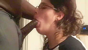 Mulher safada cuida do pau do negão assim que chega