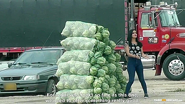 Garçom e amigo comem latina vendedora gostosa na rua