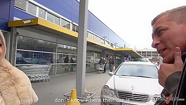 Artista de pegação tcheco fode loira madura no banco de trás