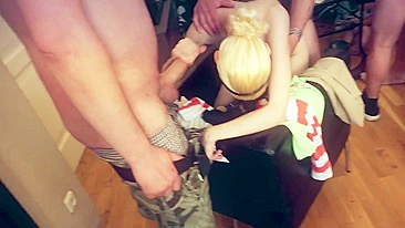 Gatas safadas piram e curtem orgia na festa em casa