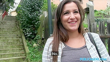 Agente pega húngara gata e paga pra foder