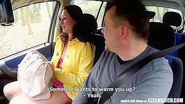 Vadia tcheca atende cliente no carro e lambe o cu dele
