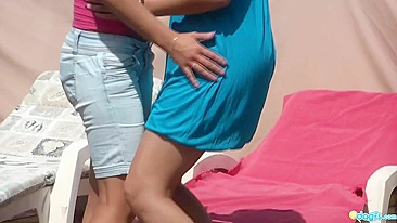 Namoradinhas doces se masturbam com tesão num dia ensolarado