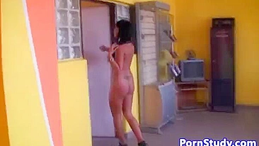 Morena pelada brinca com mecânicos na garagem