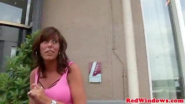 Cara detona apresentadora e prostituta peituda no bordel