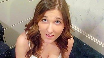 Garota vê como dever chupar pau e fazer espanhola