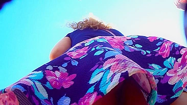 Amigo filma bundas de garotas aleatórias por baixo da saia na rua