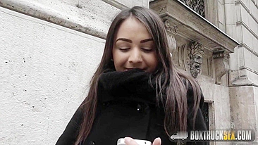 Mulher é enganada pra foder em caminhão de vidro na rua