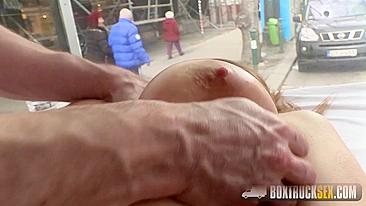 Massagem grátis e foda na buceta pra garota de peitões naturais