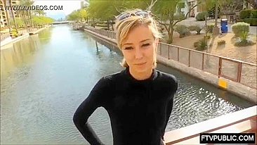 Modelo de pernas longas e magras mostra a buceta na beira do rio