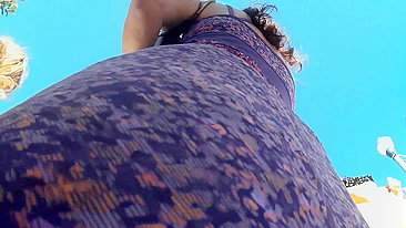 Vídeo upskirt maneiro com gata aleatória de calcinha sexy