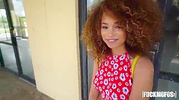 Cecilia Lion, neguinha cacheada, afasta calcinha pra foder por grana