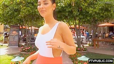 Gata linda com corpão mostra peitos e calcinha