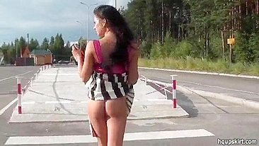 Teen mostra bucetinha raspada levantando o vestidinho de verão