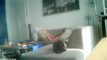 Cara coloca câmera escondida e flagra meia-irmã se masturbando