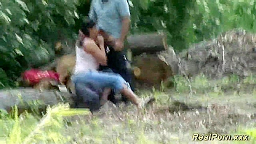 Gordinha de tetas gordas fodida no meio dos arbustos