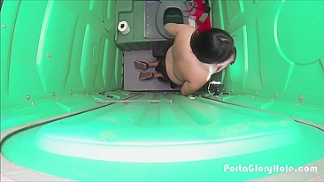 Boquete no gloryhole em banheiro público por mina apetitosa