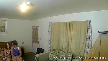 Câmera escondida flagra casal novinho transando no sofá do hotel