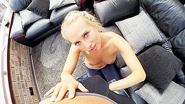 Cinegrafista segue a loira pra ganhar chupada XXX pornô em casa